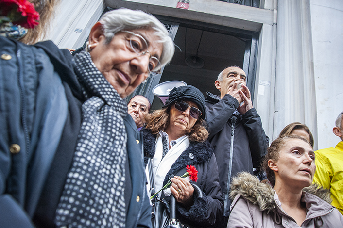 Hrant Dink'in vurulduğu yere karanfiller bırakıldı